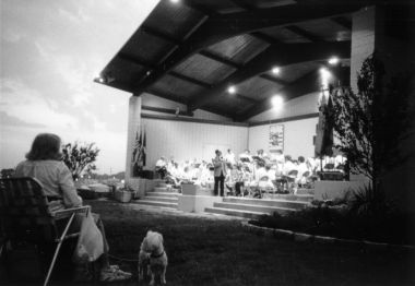 990723-concert.jpg - 16.6 K